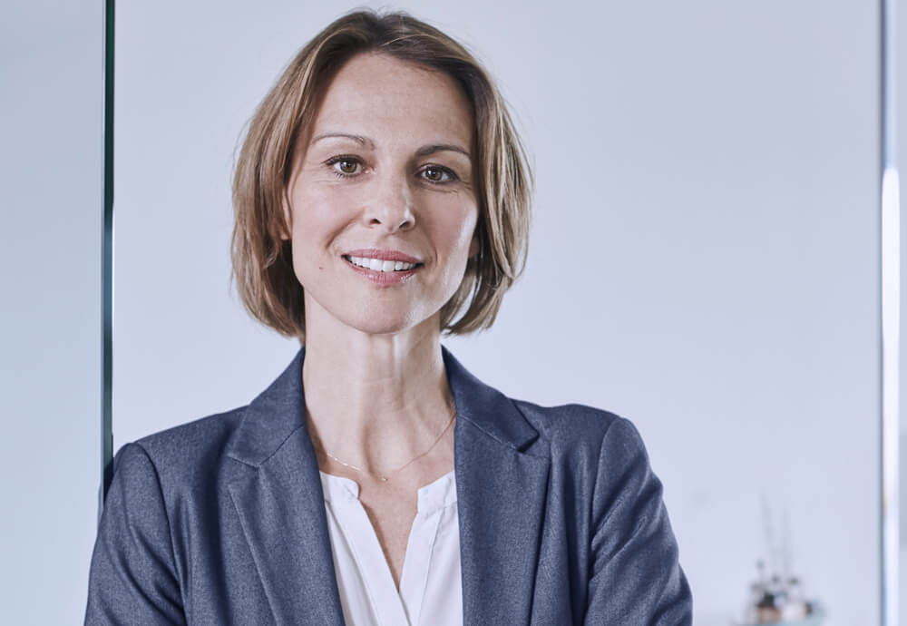 Geschäftsfrau im Büro – Expertise zu Alternative Investmentfonds.