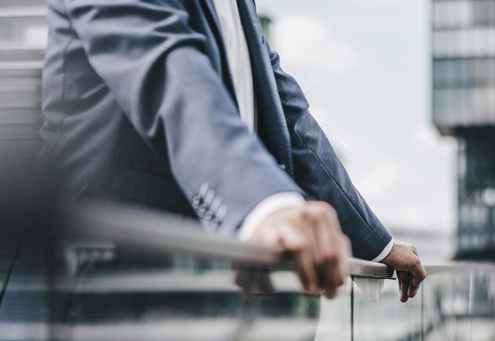 Geschäftsmann in moderner Stadtumgebung – effiziente Fondsabwicklung mit IP Order.