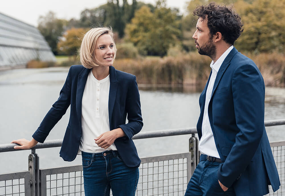 Zwei Geschäftsleute – Zusammenarbeit und digitale Tools in der Fondsverwaltung.