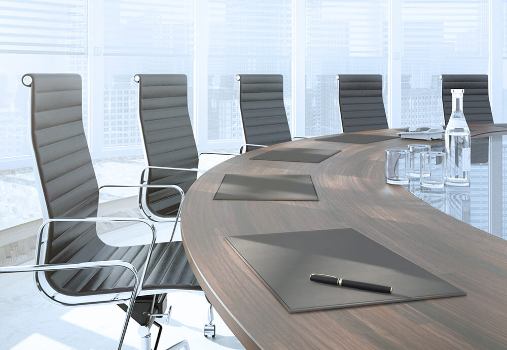 Moderner Konferenztisch mit eleganten Stühlen – Vorstand und Unternehmensführung bei IPConcept.