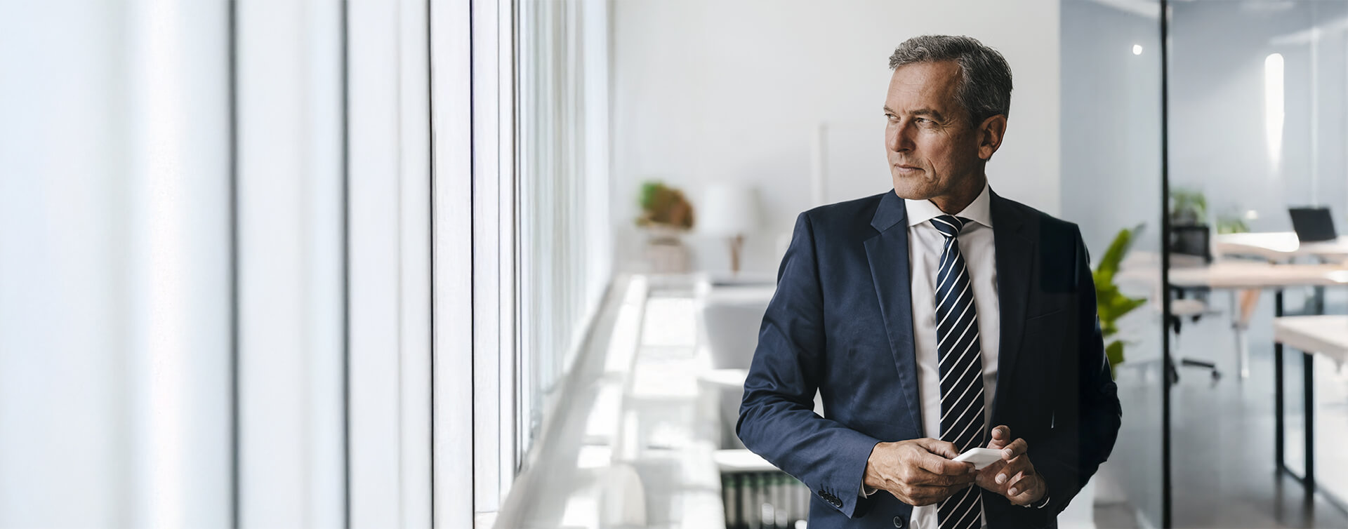 Manager im modernen Büro – Expertise in Fondsverwaltung und Investment.