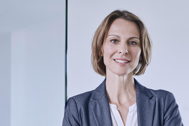 Geschäftsfrau im Büro – Expertise zu Alternative Investmentfonds.