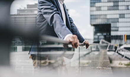 Geschäftsmann in moderner Stadtumgebung – effiziente Fondsabwicklung mit IP Order.