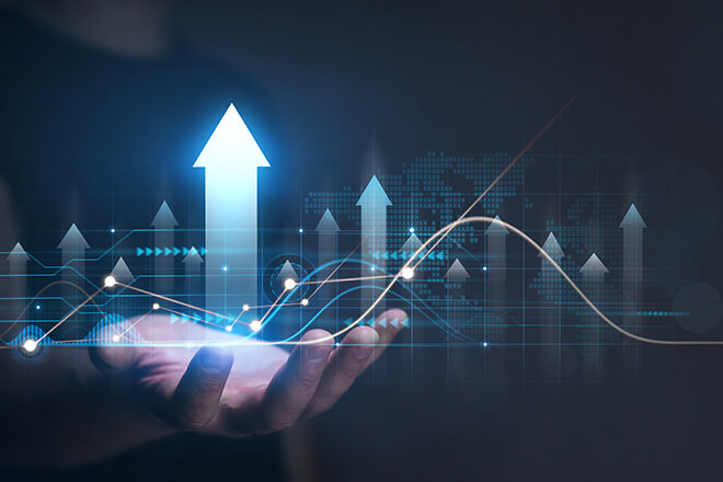 Hand mit aufsteigenden Pfeilen und Datenlinien – Wachstum und maßgeschneiderte Lösungen.