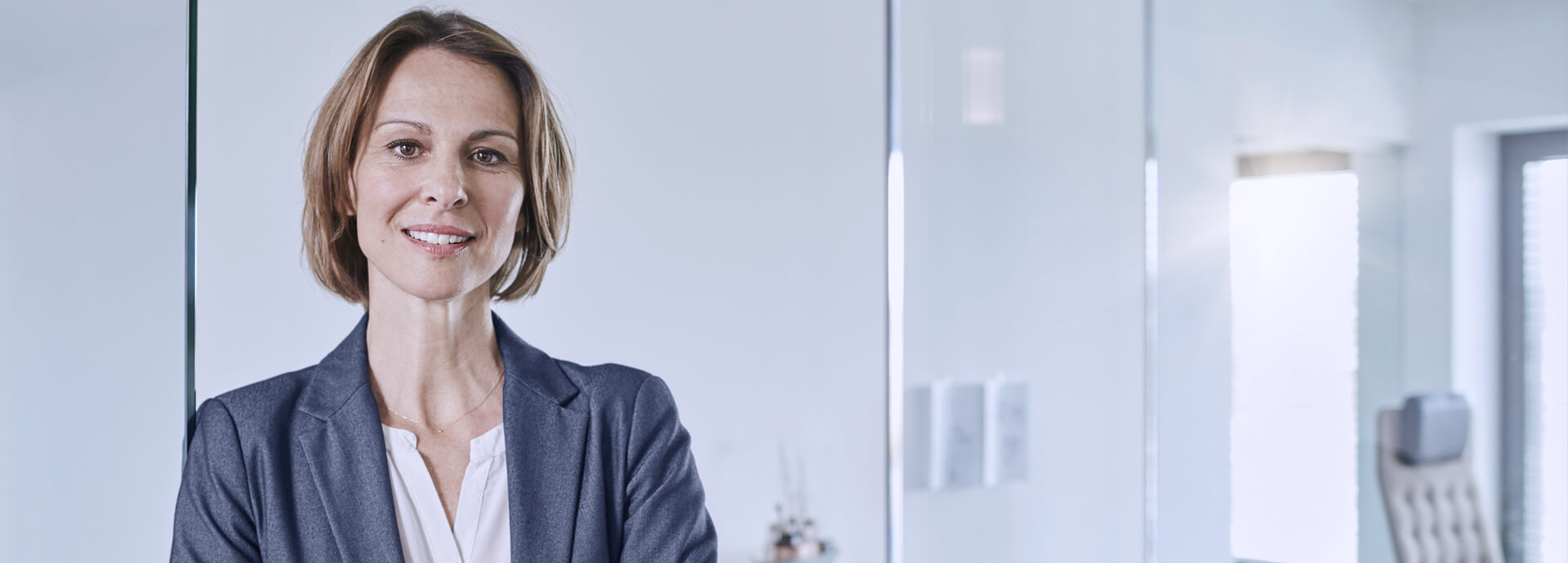 Geschäftsfrau im Büro – Expertise zu Alternative Investmentfonds.