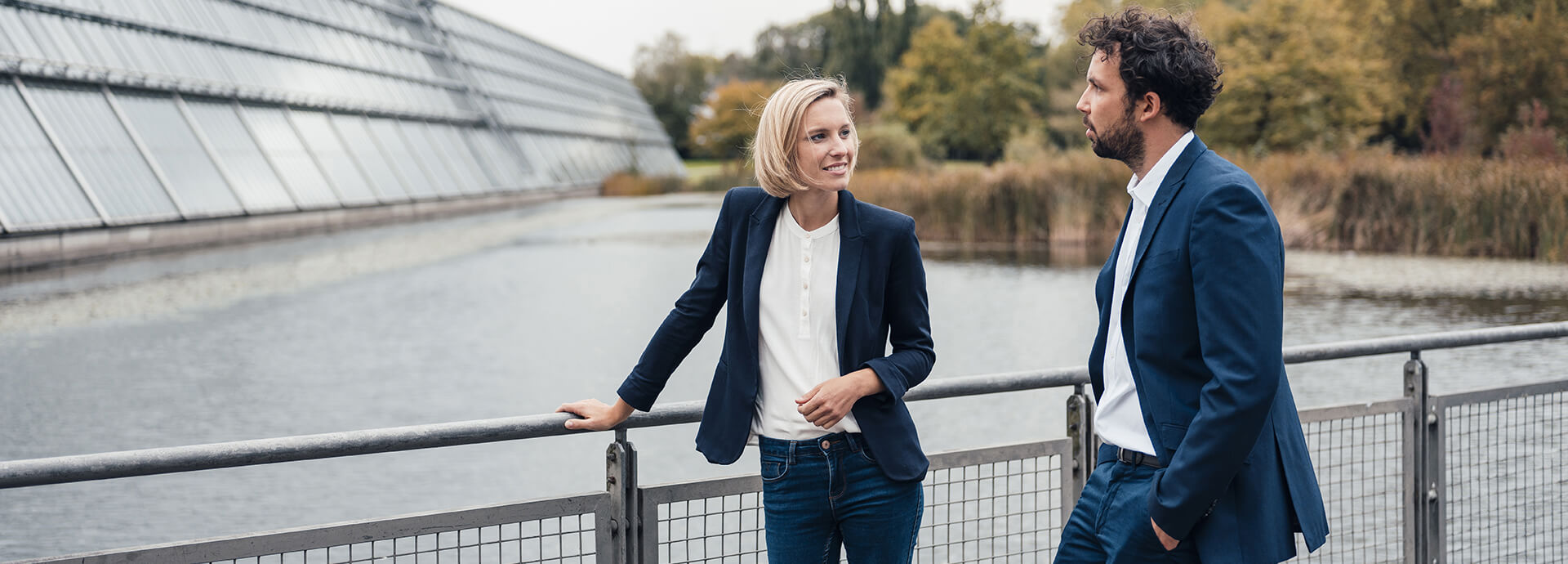 Zwei Geschäftsleute – Zusammenarbeit und digitale Tools in der Fondsverwaltung.