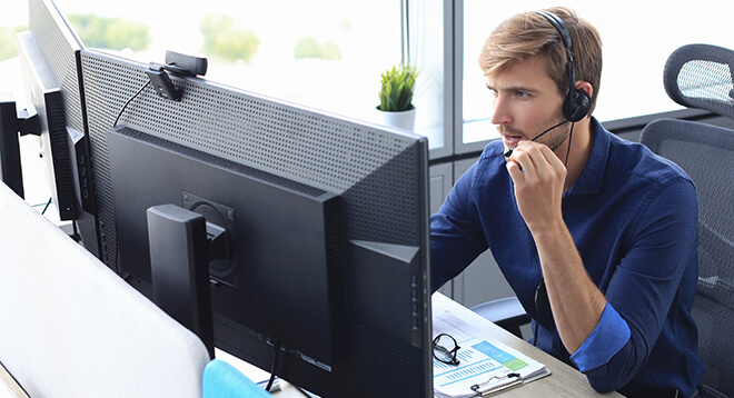 Mitarbeiter mit Headset – digitale Fondsabwicklung mit IP.Order.