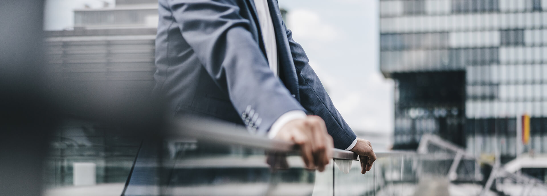 Geschäftsmann in moderner Stadtumgebung – effiziente Fondsabwicklung mit IP Order.