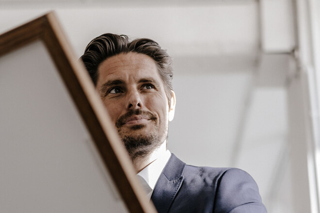 Zwei Geschäftsleute – Zusammenarbeit und digitale Tools in der Fondsverwaltung.