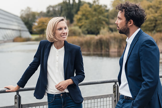 Geschäftsmann hält ein Bild in der Hand – individuelle, maßgeschneiderte Lösungen für Fonds.