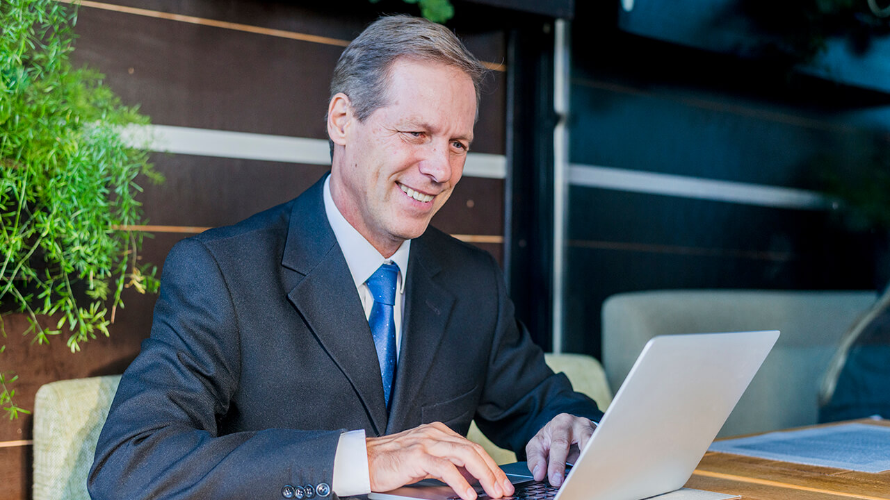 Geschäftsmanns am Laptop – er nutzt das Tool IP Performance.