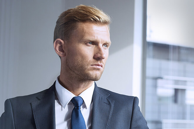 Geschäftsmann mit entschlossenem Blick – Expertise und maßgeschneiderte Lösungen für Private Label Fonds.