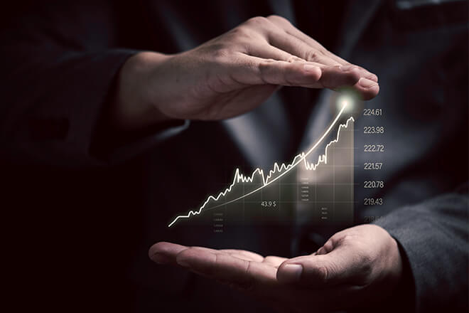 Hände schützen aufsteigendes Diagramm – Wachstum und Sicherheit durch KVGund AIFM-Dienstleistungen.