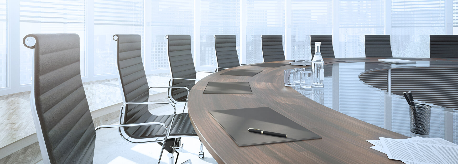 Moderner Konferenztisch mit eleganten Stühlen – Vorstand und Unternehmensführung bei IPConcept.