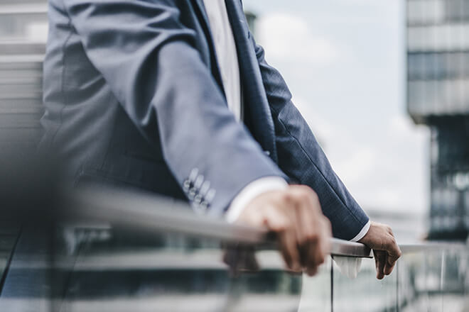Geschäftsmann in moderner Stadtumgebung – effiziente Fondsabwicklung mit IP Order.